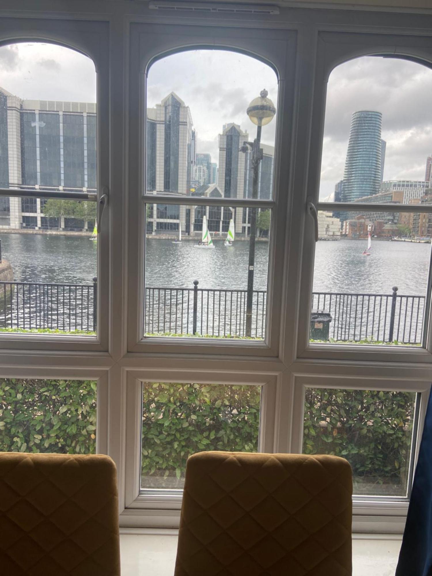 Beautiful 2 Bed Waterfront Apartment With Parking Perfect For Canary Wharf - 2 Bed 2 Bath Apartment With High Speed Wifi And Netflix And Parking London Bagian luar foto