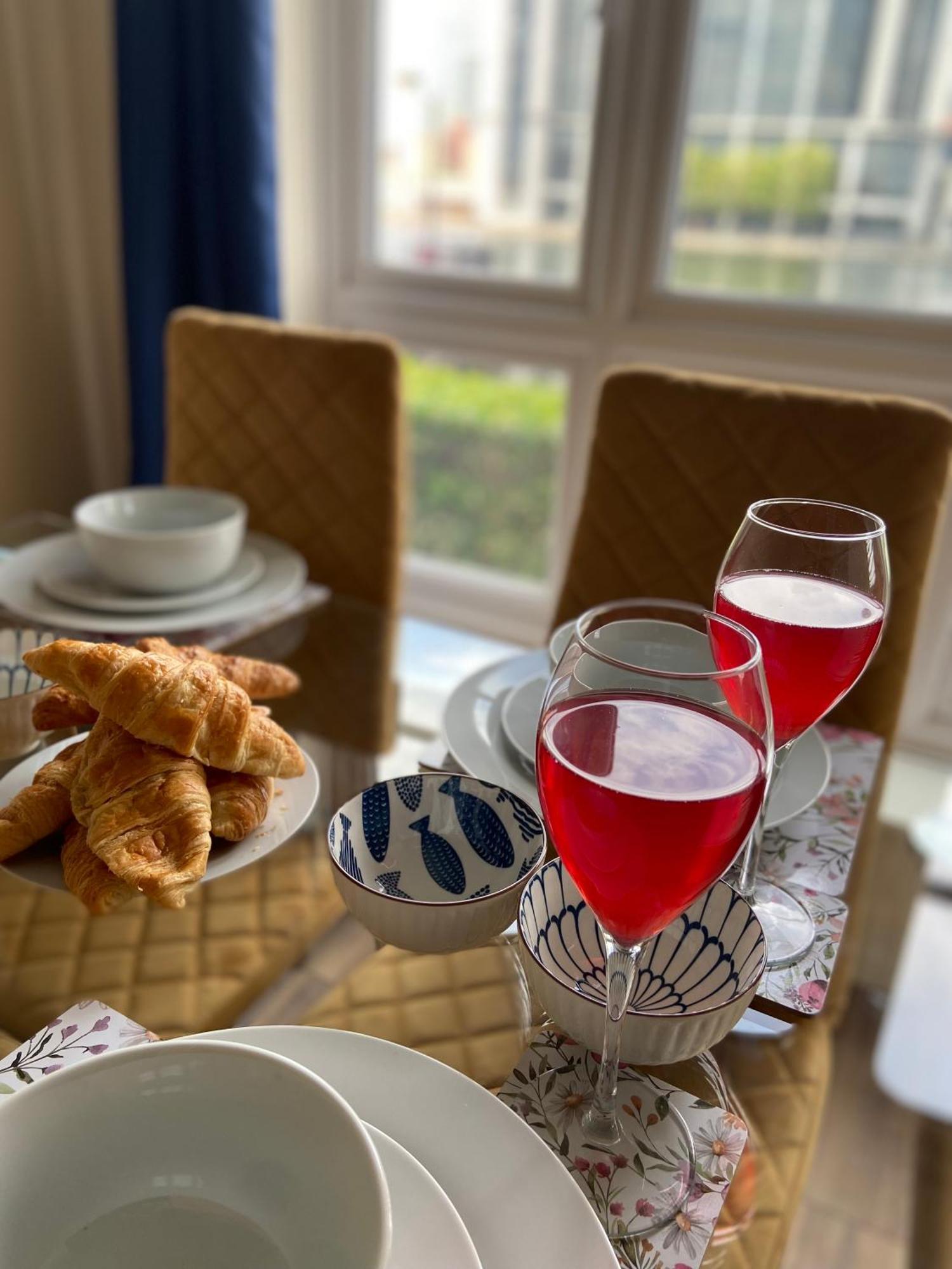 Beautiful 2 Bed Waterfront Apartment With Parking Perfect For Canary Wharf - 2 Bed 2 Bath Apartment With High Speed Wifi And Netflix And Parking London Bagian luar foto